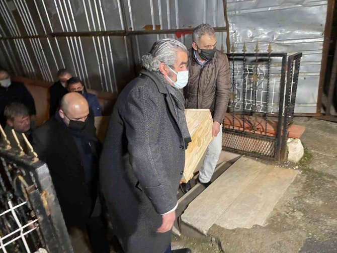 Eşini bıçaklayarak öldürdükten sonra intihar etti