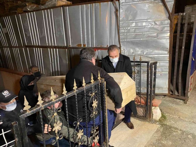 Eşini bıçaklayarak öldürdükten sonra intihar etti