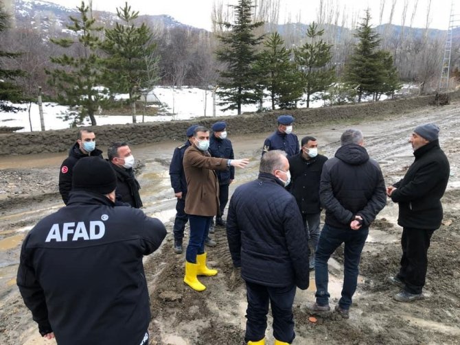 Gölet taştı, köydeki evleri su bastı