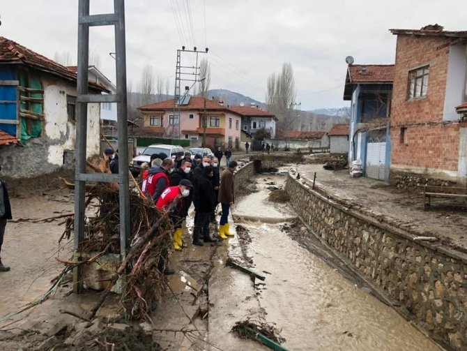 Gölet taştı, köydeki evleri su bastı