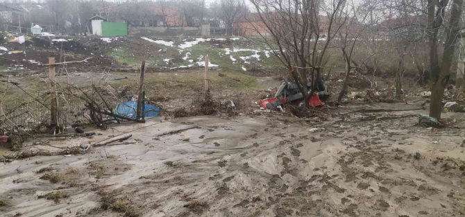 Gölet taştı, köydeki evleri su bastı