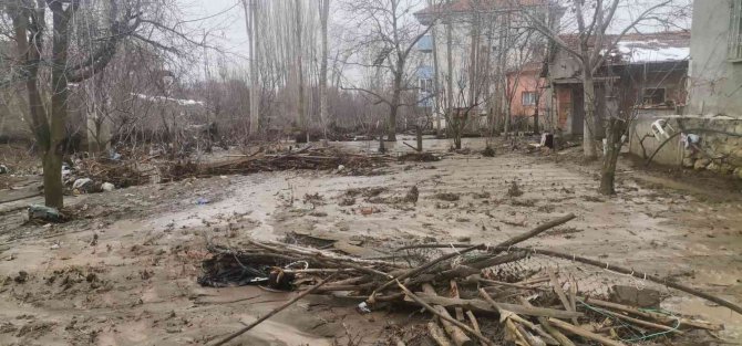 Gölet taştı, köydeki evleri su bastı
