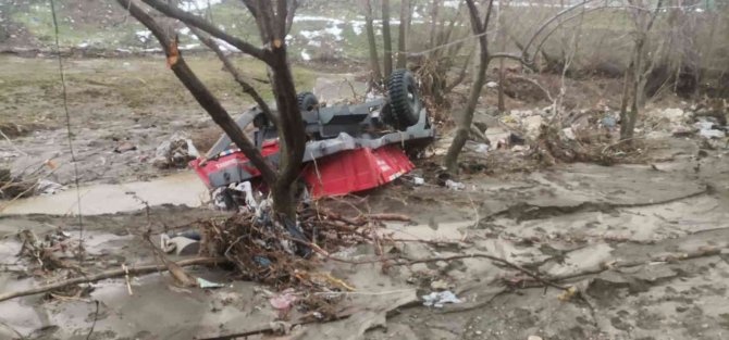 Gölet taştı, köydeki evleri su bastı