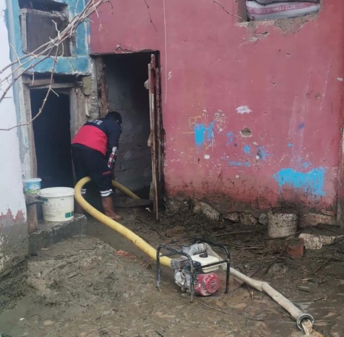 Gölet taştı, köydeki evleri su bastı