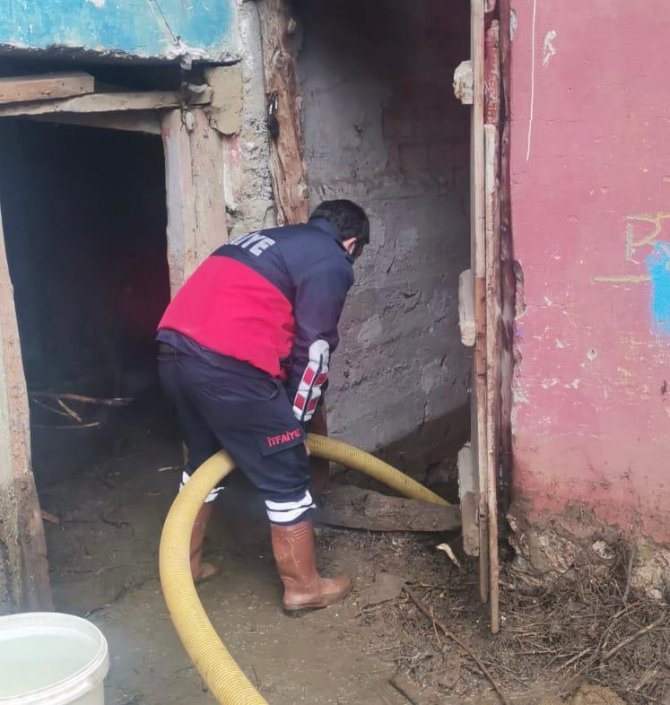 Gölet taştı, köydeki evleri su bastı