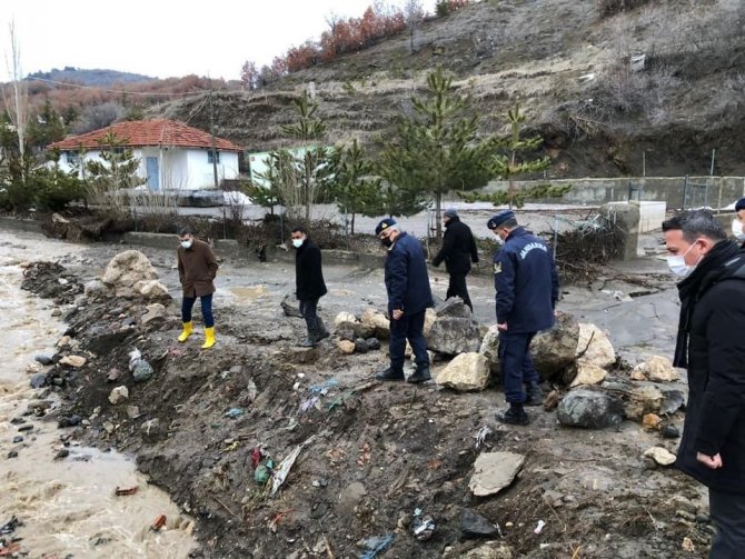 Gölet taştı, köydeki evleri su bastı