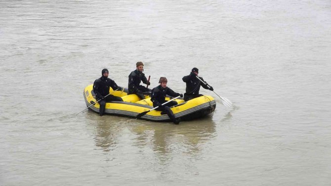 Karasu Nehri’ne düşen Yağmur’u arama çalışmaları 6. gününde
