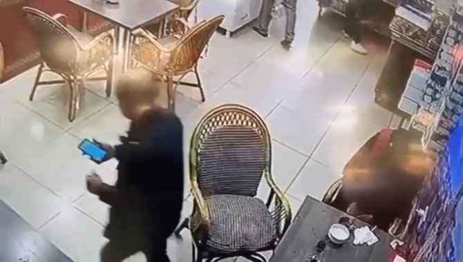 Uykuya dalan arkadaşının telefonunu çalan hırsız kameraya yakalandı