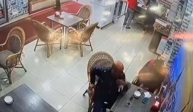 Uykuya dalan arkadaşının telefonunu çalan hırsız kameraya yakalandı