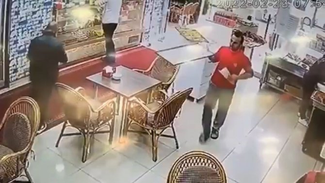 Uykuya dalan arkadaşının telefonunu çalan hırsız kameraya yakalandı