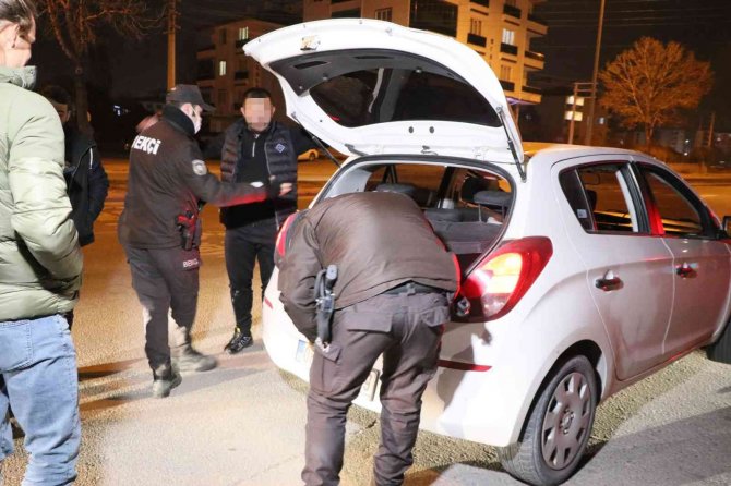 Araç ve şahıslar didik didik arandı