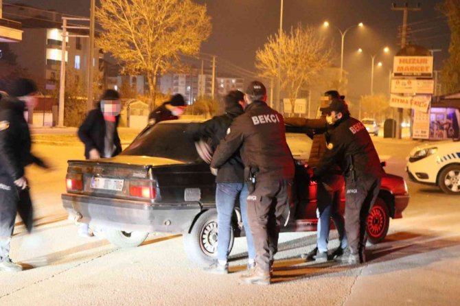 Araç ve şahıslar didik didik arandı