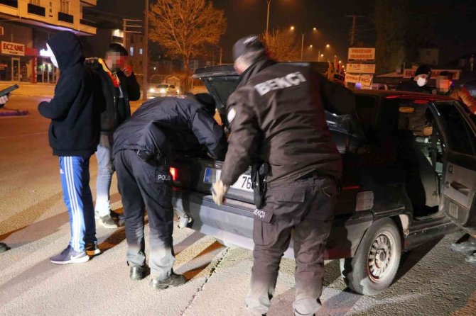 Araç ve şahıslar didik didik arandı