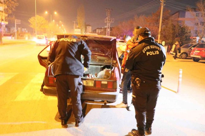 Araç ve şahıslar didik didik arandı