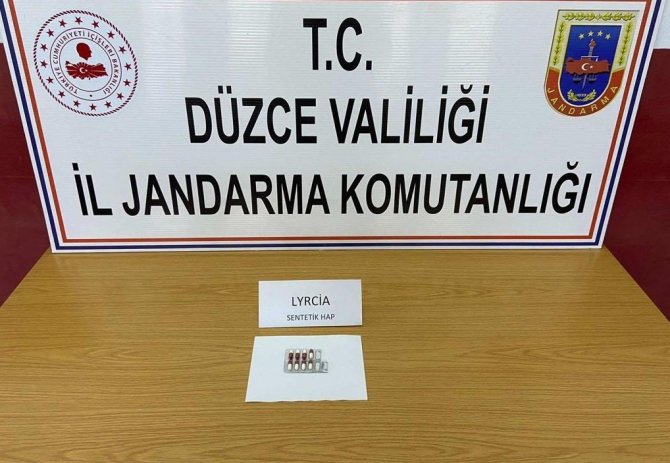 Durdurulan otomobilden uyuşturucu hap çıktı