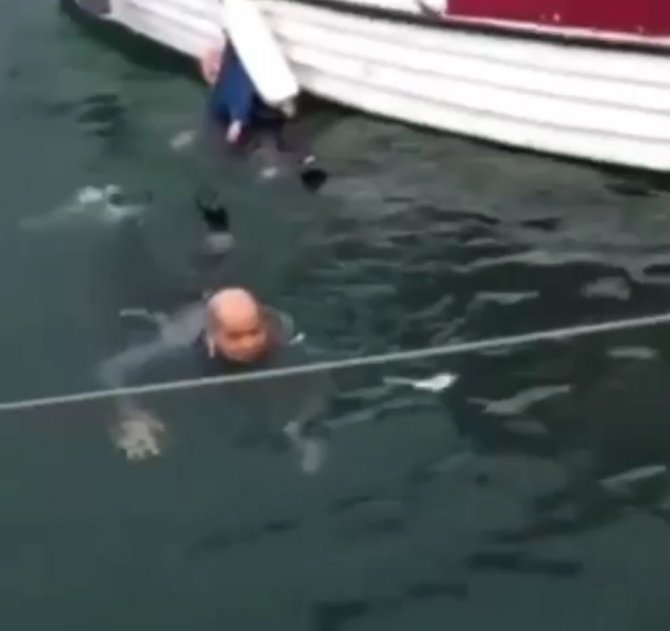 El ele tutuşup denize atlayan yaşlı çifti vatandaşlar kurtardı