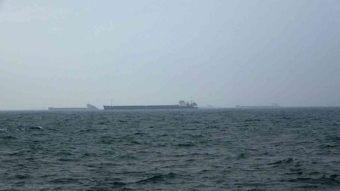 Fırtınadan etkilenen gemiler limana sığındı