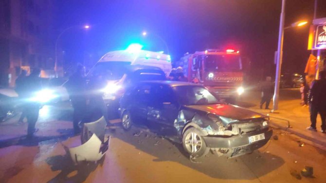 İki otomobil çarpıştı: 1 yaralı