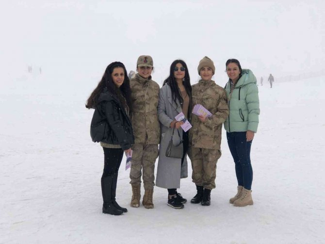 Jandarma, kayak merkezinde KADES’i tanıttı