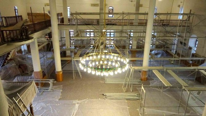 Kapısı yakılan tarihi camide tadilat başlatıldı