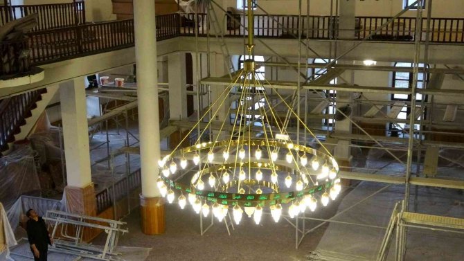 Kapısı yakılan tarihi camide tadilat başlatıldı