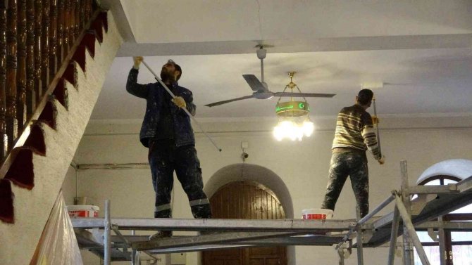 Kapısı yakılan tarihi camide tadilat başlatıldı
