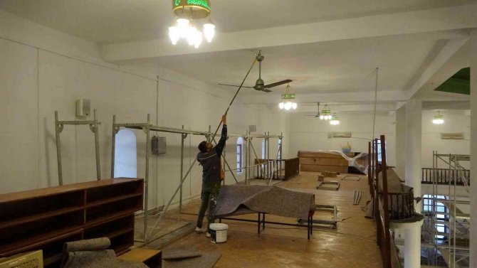 Kapısı yakılan tarihi camide tadilat başlatıldı