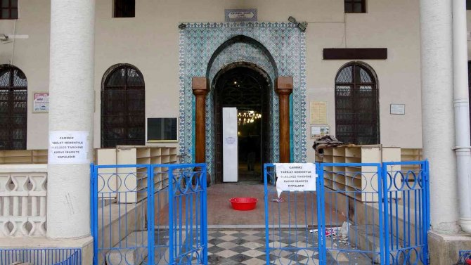 Kapısı yakılan tarihi camide tadilat başlatıldı