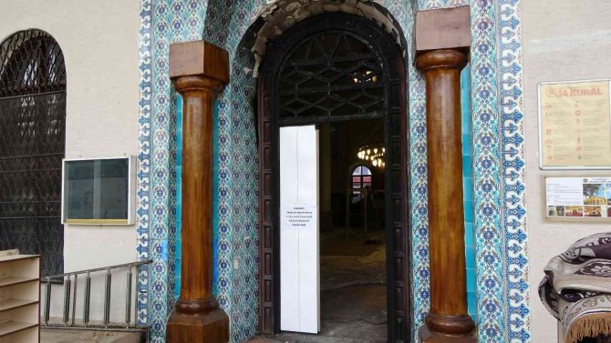 Kapısı yakılan tarihi camide tadilat başlatıldı