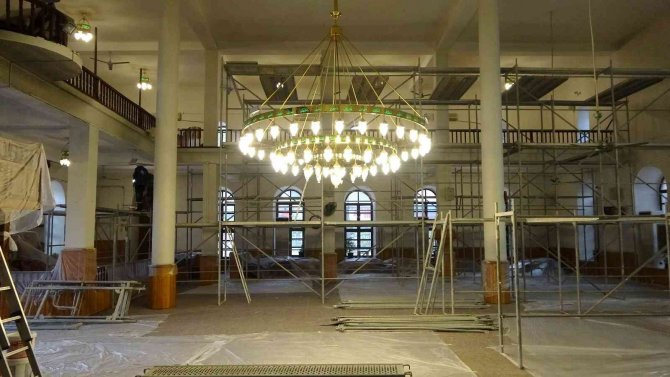 Kapısı yakılan tarihi camide tadilat başlatıldı