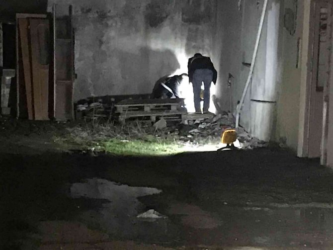 Kazara ateş alan tabancayla kendini ve arkadaşını yaraladı