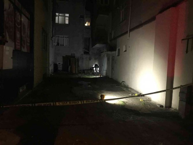 Kazara ateş alan tabancayla kendini ve arkadaşını yaraladı