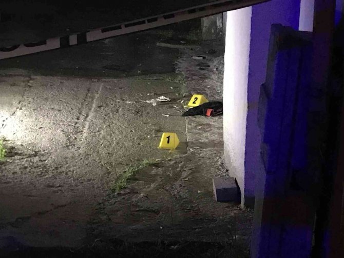 Kazara ateş alan tabancayla kendini ve arkadaşını yaraladı