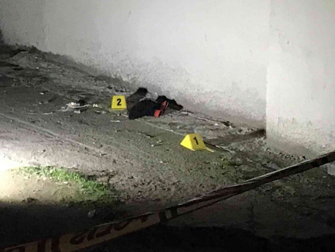 Kazara ateş alan tabancayla kendini ve arkadaşını yaraladı