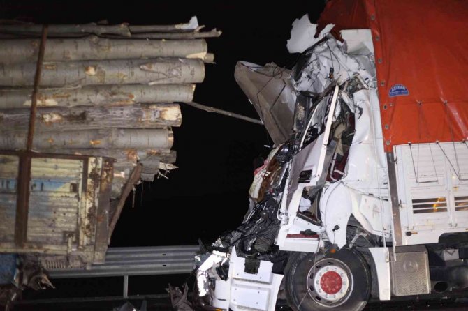 Konya'da kamyon, tomruk yüklü kamyona arkadan çarptı! 1 ölü, 1 yaralı