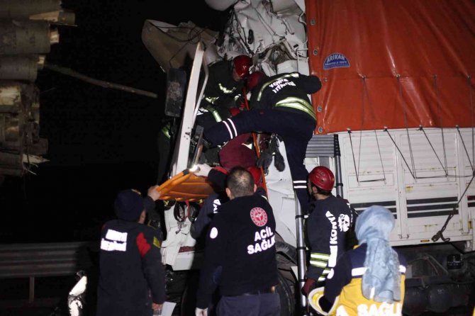 Konya'da kamyon, tomruk yüklü kamyona arkadan çarptı! 1 ölü, 1 yaralı