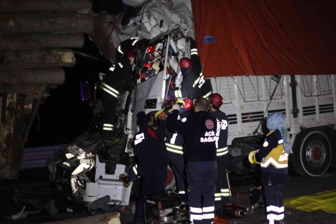 Konya'da kamyon, tomruk yüklü kamyona arkadan çarptı! 1 ölü, 1 yaralı