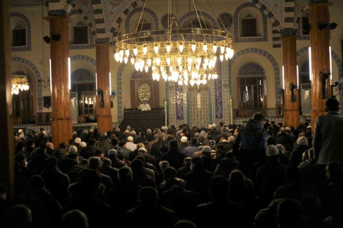 Konya’da Mirac Kandili’nde camiler doldu