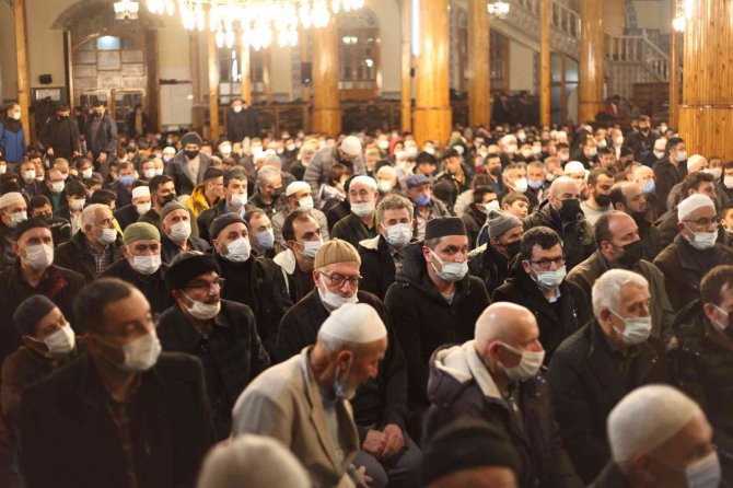 Konya’da Mirac Kandili’nde camiler doldu