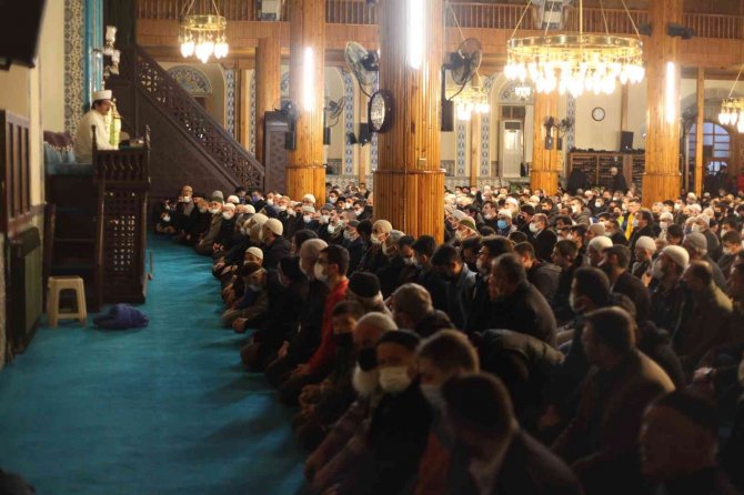 Konya’da Mirac Kandili’nde camiler doldu