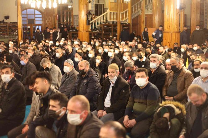 Konya’da Mirac Kandili’nde camiler doldu