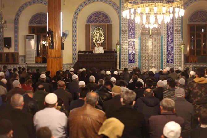 Konya’da Mirac Kandili’nde camiler doldu