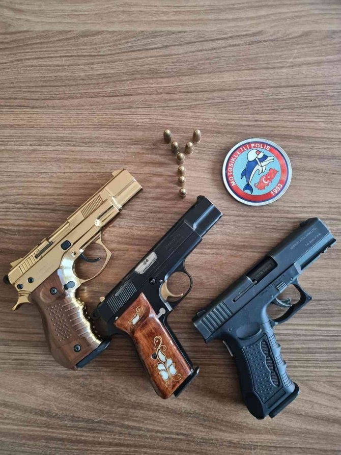 Motosikletli polis timleri 3 ruhsatsız tabanca ele geçirdi