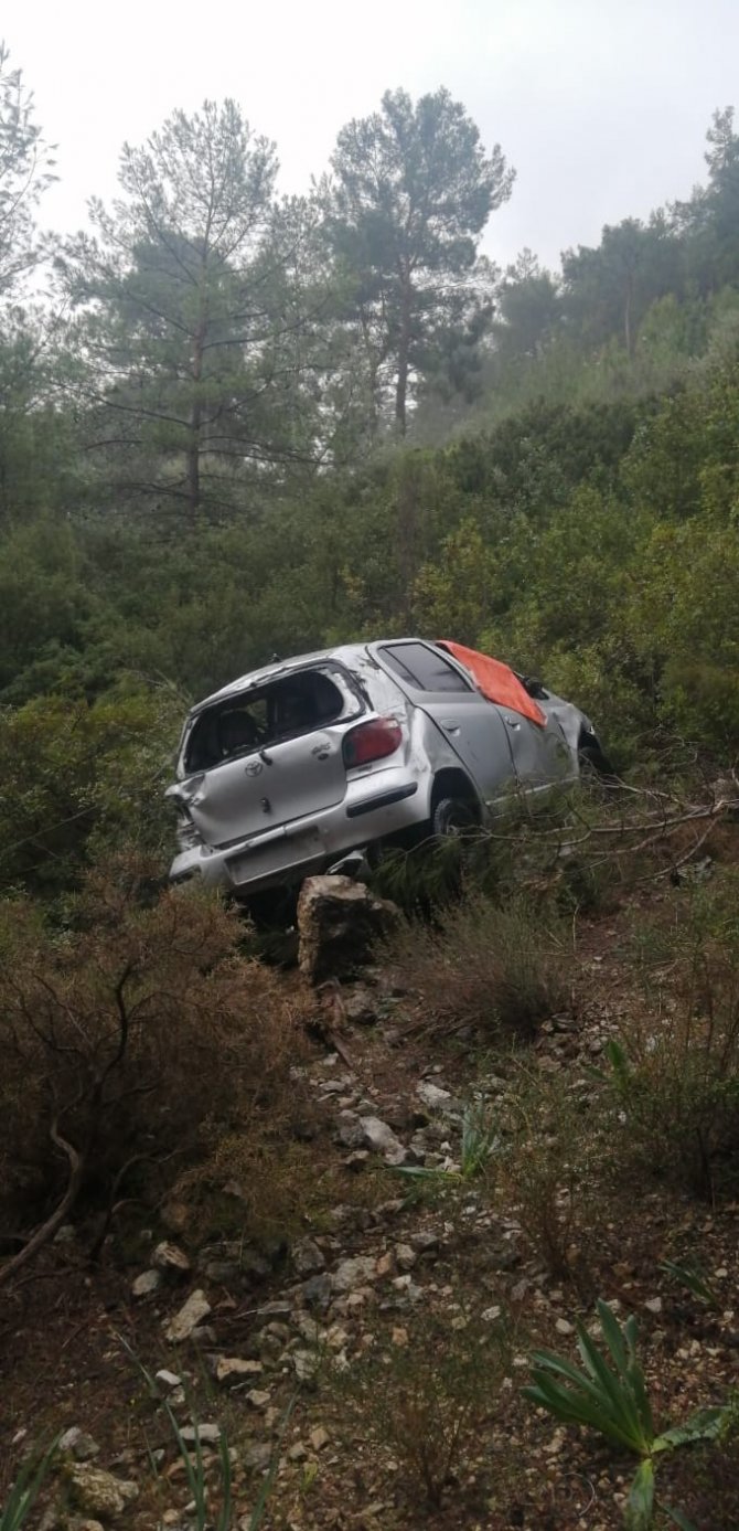Şarampole devrilen otomobildeki 3 sağlık çalışanı yaralandı