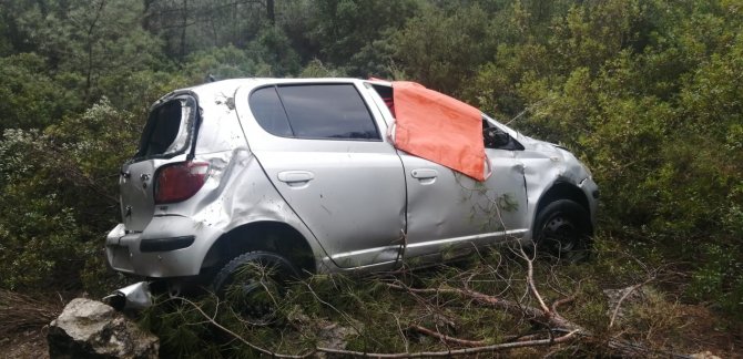 Şarampole devrilen otomobildeki 3 sağlık çalışanı yaralandı