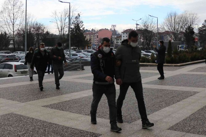 Uyuşturucuyla yakalanan 3 kişi adliyeye sevk edildi