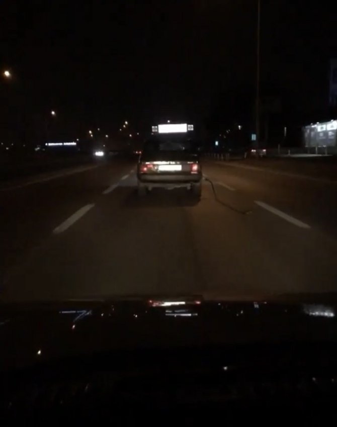 Yakıt pompasını koparıp trafikte giden otomobili görenler gözlerine inanamadı