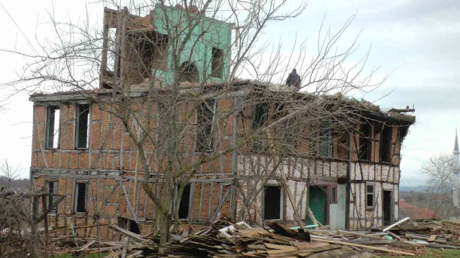 Ahşap evi yıkarken duvarın altında kaldılar