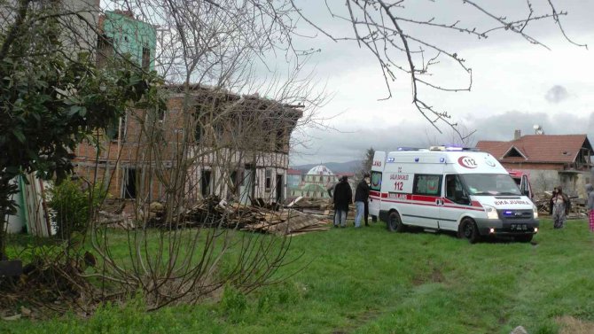 Ahşap evi yıkarken duvarın altında kaldılar