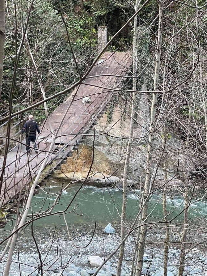 Define avcıları dereyi köstebek yuvasına çevirdi